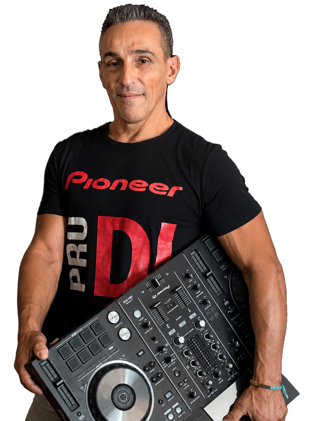 DJ Fabio Amalfitano tenant son contrôleur Pioneer