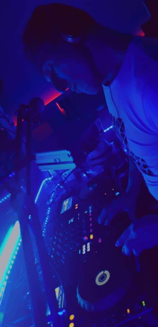 DJ Fabio en ambiance club bleue et violette
