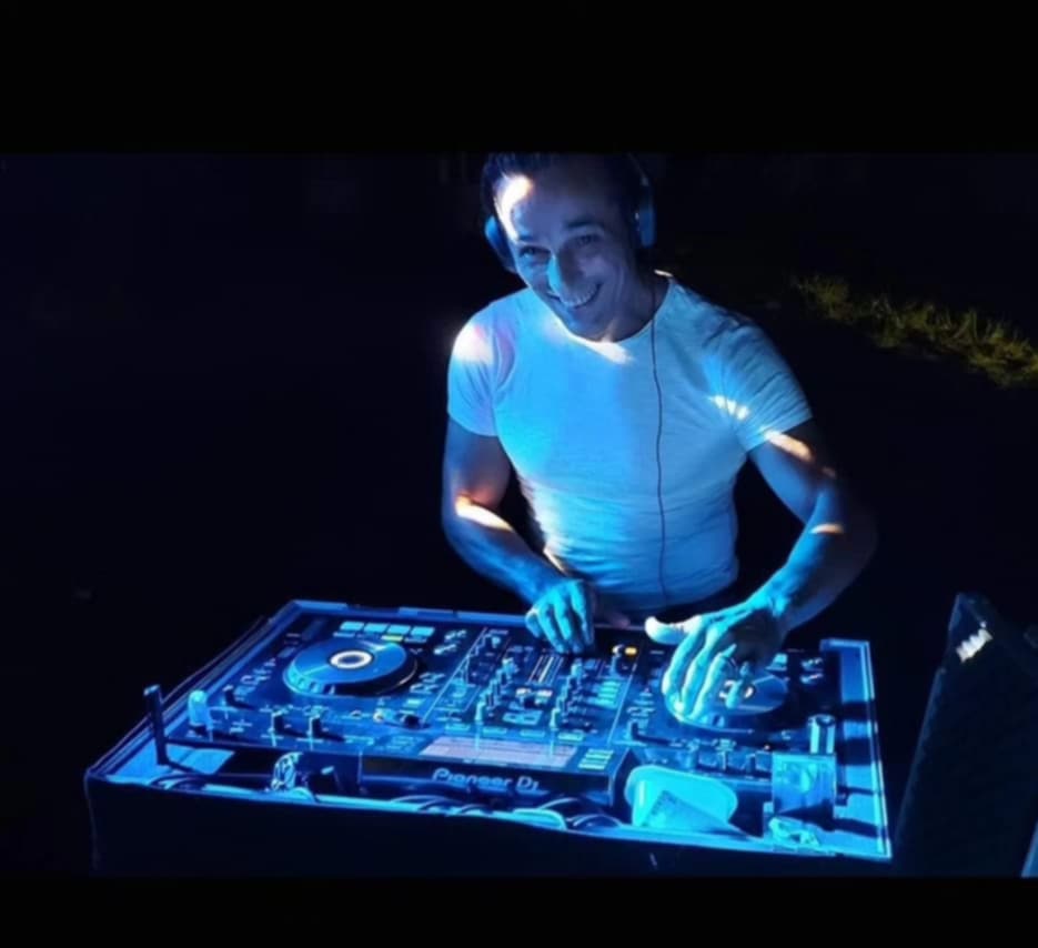 DJ Fabio en prestation derrière sa console