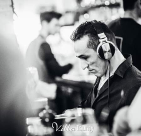 Portrait noir et blanc de DJ Fabio en soirée