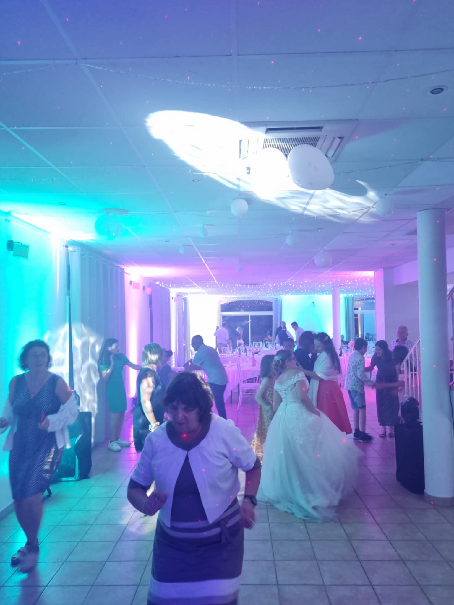 Piste de danse animée lors d'un mariage