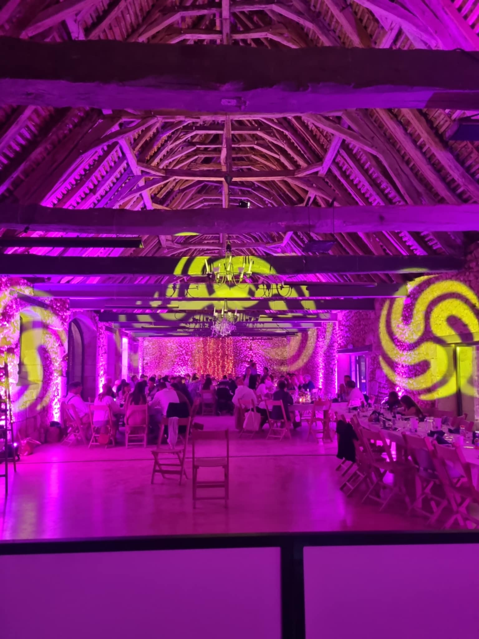 Salle de réception avec éclairage violet et décoration lumineuse